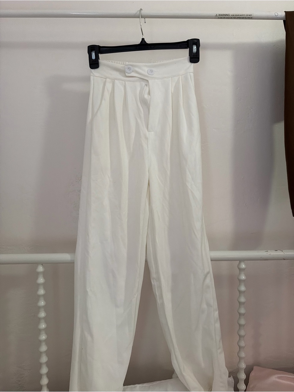 White High-Waist Pleated Wide-Leg Pants